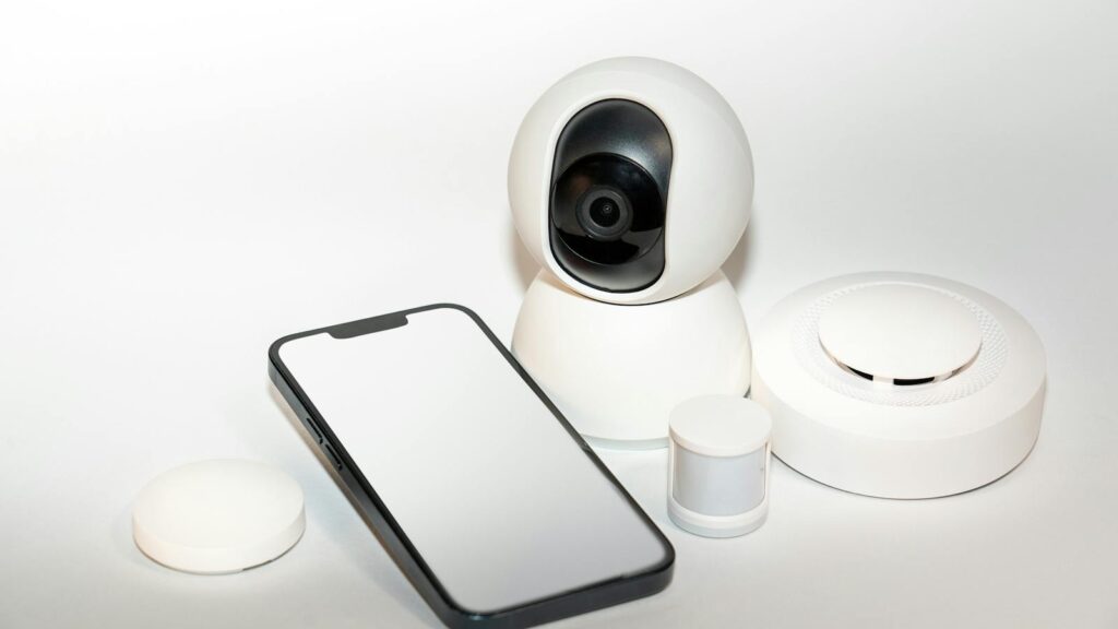 Smart surveillance camera and mobile phone