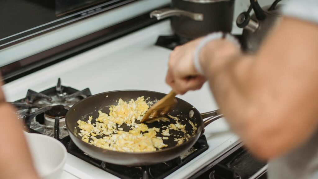 Cooking scrambled eggs on a stovetop