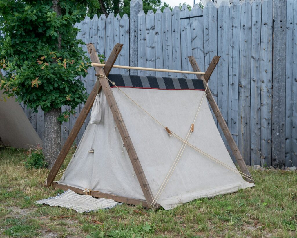 a tent that is sitting in the grass