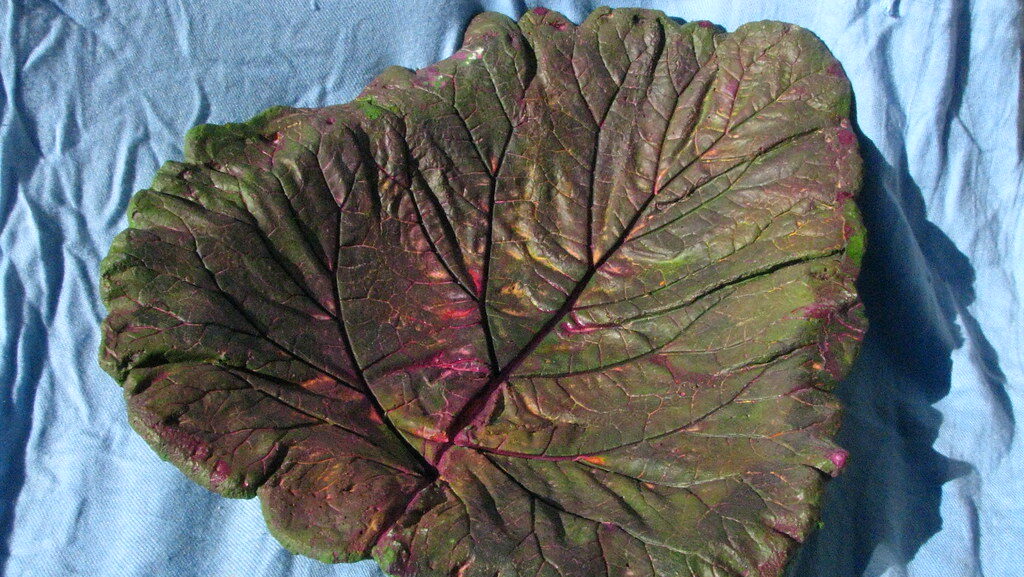 Leaf bird bath