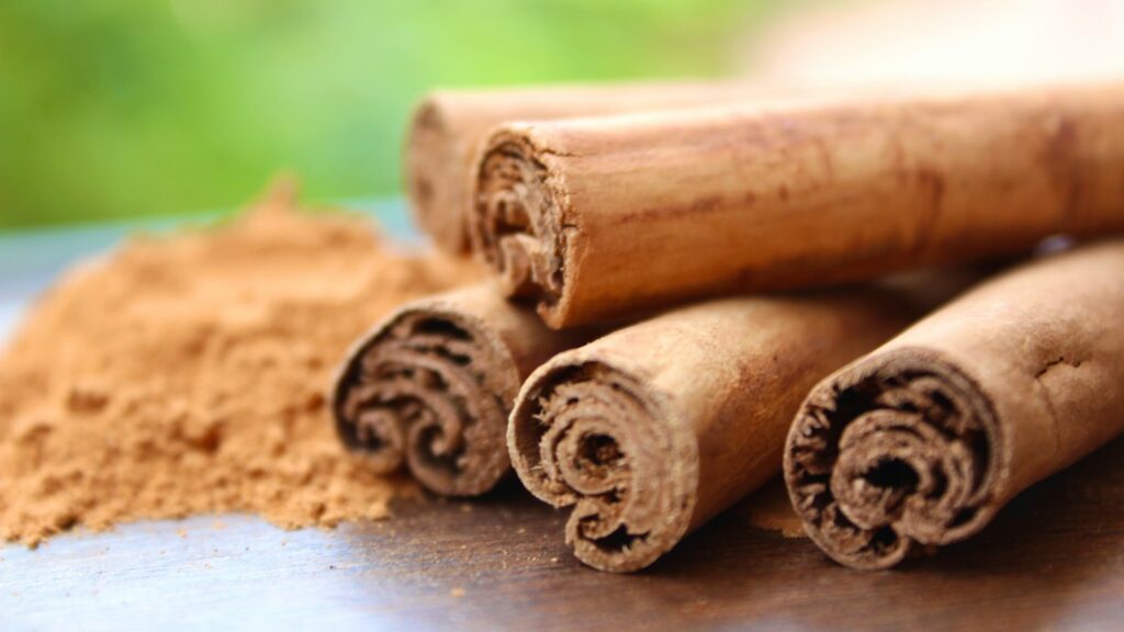 Cinnamon sticks and cinnamon powder on a table